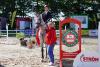 Foto: Zum Sieg in der 85er-Wertungsprüfung des Hunter Cups bei den Mildstedter Turniertagen gratulierte Hanna Eyler von SALVANA Jana Christen und Czinchento. Für das Paar geht es zum Finale auf den Landesturnierplatz in Bad Segeberg - Fotograf: RathmannVerlag/Lina Thiedemann