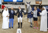 Foto: Jörg Naeve bei der Siegerehrung in Al Sharjah mit Carena nach dem Weltcupsieg
