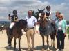 Foto: SC Bayern Kids-Cup in Küps : Siegerin Emma Bachl mit Reino, Turnierleiter Eduard Mühlherr, Siegerin Luise Konle mit Moonlight, Richter Franz-M. Eichelsbacher und Christine Mühlherr - Fotograf: privat