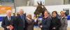 Foto: V.l.n.r.: Auktionator Friedrich Isernhagen, Elmar Lesch, Besitzerin Heike Kikuth, Reiterin Nadine Marzahl, Iris Schless, Züchterin Martina Paulus - Fotograf: Top-Event-Horse-Auktion