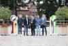 Foto: Das Bild zeigt stellvertretend für die Reiter Guido Klatte jun. und Mario Stevens, Schirmherr Günther Oettinger, Stellvertretend für die Sponsorenpartner André Richter von Viebrock-Reithallen und Stellvertretend für den Veranstalter Henrik Klatte - Fotograf: CSI Klein Roscharden