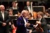 Foto: Kabarettist Horst Schroth mit dem Philharmonischen Orchester Kiel im Hintergrund - Fotograf: Stefan Lafrentz
