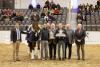 Foto: Life Time FRH und Charlott-Maria Schürmann haben den FRH-Cup in Verden gewonnen. Für den Hannoveraner Förderverein gratulieren der FRH-Vorsitzende Henning Schmidt (4.v.r.) und Thomas Ehrengut (3.v.r.) - Fotograf: Hannoveraner Verband