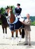 Foto: Siegerehrung des CDI Junge Reiter mit Siegerin Lisa-Maria Klössinger (Heinsberg) mit FBW Daktari und Dr. Ulf Möller - Fotograf: Mark Große Feldhaus 