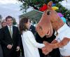 Foto: Dem Charme von Maskottchen Karli konnte auch Kronprinzessin Mary nicht widerstehen. Links Gastgeber und Geschäftsführer der Aachener Reitturnier GmbH, Michael Mronz - Foto: CHIO Aachen/Michael Strauch