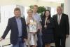 Foto: Freuen sich auf die Tasdorfer Turniertage v.l. Harm Sievers und Bettina Lohmeier (RuFV Husberg u.U.), Derbyieger Nisse Lüneburg, Anna Wiatrok und Matthias Lau (VR Bank Neumünster). - Fotograf: Sebastian Haas/Comtainment