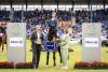Das Foto zeigt Ben Maher, den Sieger im Allianz-Preis, gemeinsam mit Oliver Leber, Leiter der Vertriebsdirektion der Allianz Beratungs- und Vertriebs-AG in Köln, und ALRV-Präsidentin Stefanie Peters. - Fotograf: CHIO Aachen/Jasmin Metzner