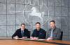 Foto: Von links nach rechts: Knud Maywald, stellvertretender Vorstandsvorsitzender der Öffentlichen, Axel Milkau, Veranstalter der Löwen Classics, und Franke Sloothaak, Reitsportlegende und Sportdirektor des Turniers, bei der Vertragsunterzeichnung - Fotograf: Heiner Köther
