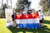 Foto: Große Vorfreude auf Horses & Dreams meets the Netherlands vom 23. - 27. April 2025 auf dem Hof Kasselmann - v.l. Veranstalter Ulli und Francois Kasselmann, Dressurreiterin Isabel Freese (NOR), Showstar Matthes Röckener, Springreiter Patrick Stühlmeyer und Maskottchen Dreamy - Fotograf: Luisa Poose / SehrwieViel 