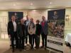 Foto: Matthias Alexander Rath (Schafhof Connects), Dietmar Dude (1. Vorsitzender NFR), Phillip Kloth (Vertreter der Al Shira’aa Stables Abu Dhabi), Sandra Auffarth (Doppel-Weltmeisterin der Vielseitigkeitsreiter und Springreiterin), Anka Winberg (Schatzmeisterin NFR) und Klaus Meyer (2. Vorstand NFR) freuen sich auf einen gemeinsamen Neuanfang des Spring- und Dressur Derby in Hamburg - Fotograf: schafhof connects