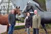 Foto: Peter Wendeln mit der Staatsprämien- und Elitestute Journesse und Hilde und Paul Wendeln vor der lebensgroßen Bronze der Bundessiegerstute C‘Dur - Fotograf: Tanja Becker