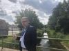 Foto: Geschäftsführer RI International Karsten Lütteken vor dem Fluss „Flötte“, der extra für den Bau der festen Stallungen verlegt und renaturiert wurde - Fotograf: RI