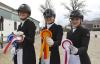 Foto: Vergnügtes Trio aus der Dressur Kl. S* im Turnierclub Maas J. Hell: Siegerin Antonia Zimmermann (mi.) Janna Gebauer-Jochheim (Berlin) mit gleich zwei Platzierungen und die 15-jährige Anni Weiss (re.), die erst die zweite S-Dressur ihres Lebens bestritten hatte - Fotograf: Brüske-Medien