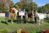 Foto: Angelica Wütscher mit Pony Gina, Peter Hofmann (Präsident Reiter-Verein Mannheim), Thomas Kowalski (Vorstandsmitglied Sparkasse Rhein Neckar Nord) und Denise Adamek mit den beiden Ponys Loreen und Hanah - Fotograf: Markus Proßwitz