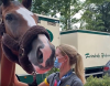 Foto: Julia Krajewski nimmt ihre Amande de B'Neville in Empfang - Fotograf: Screenshot des Videos der FN