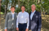 Wird ab dem 1. Oktober die Leitung der Holsteiner Verband Vermarktungs und Auktions GmbH übernehmen: Felix Flinzer (mi.), hier beim Bundeschampionat in Warendorf mit den Vorstandsmitgliedern Ulrich Steuber (re.) und Dr. Maximilian Slawinski (li.) - Fotograf: Holsteiner Verband)