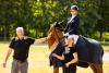 Foto: Hannoveraner Champion der dreijährigen Stuten und Wallache Senorita la Bonita mit Sina Aringer und Züchter Axel Windeler - Fotograf: Hannoveraner Verband