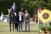 Foto: Siegerehrung Großer Preis von Isernhagen 2013 - Sieger Andreas Kempf/Cora 462 mit Gratulanten Madeleine Winter-Schulze und Ludger Beerbaum - Fotograf: RFV Isernagen