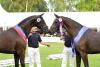 Foto: Strahlende Siegerinnen: Calamity Jane (links) v. San Amour I-Rohdiamant-Grundstein und Jurwina (rechts) v. Diarado-Couleur Rubin-Zeus sind die besten Stuten der Oldenburger Elite-Stutenschau. - Fotograf: Kiki Beelitz