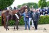 Foto: Sieger-Stutfohlen 2015 von Dante Weltino OLD-Dimaggio aus der Zucht von Ferdi Ostholt (mi.), dem der DLZ-Geschäftsführer Urs Schweizer (re.) gratuliert - Fotograf: Sabine Wegener/Equitaris
