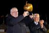 Foto: Unternehmer, Züchter und Gestütsgründer Albert Sprehe (l.) erhielt in diesem Jahr die Goldene Erdbeere aus den Händen von Enno Glantz - Fotograf: reitsport-hellmann.de