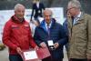 Foto: Zwei Bundestrainer und der „Pony-Papst“: Hans Melzer (l.) überreichte das Deutsche Reiterkreuz an Heinz Bürk, Laudator war Fritz Lutter (r.) Fotograf: Thomas Hartig/equistock.de