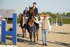 Foto: Tony Stormanns und Surprise - der 17-jährige gewinnt das S-Springen beim Hetzel Spring Masters. Gastgeber und Landestrainer Holger Hetzel gratuliert seinem Kaderreiter - Fotograf: Leonie Minten Photos