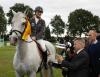 Foto: Sandra Auffarth gewinnt die Milford-Trophy und den Großen Preis der Stadt Langenhagen; Bürgermeister Friedhelm Fischer und Marc Münkel (rechts) gratulieren. Fotograf: Bernd Hauers