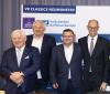 Foto: "Partner aus Überzeugung: Veranstalter Ullrich und Francois Kasselmann (links u. 2.v.r.), Ulf Paetau von den Volksbanken Raiffeisenbanken (2.v.l.) und Dirk Dejewski von der VR Bank zwischen den Meeren (r.)” - Fotograf: Veranstalter