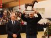 Foto: Volker Göttsche-Götze (rechts) wurde bei der Junghengstkörung in Elmshorn als Holsteiner Züchter des Jahres ausgezeichnet. Der Erste Vorsitzende Olaf Rörden (links) gratulierte für den Holsteiner Verband - Fotograf: Janne Bugtrup