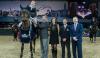 Foto: Martin Fuchs bei der Siegerehrung - Fotograf: CSI5* Hong Kong