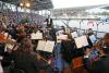 Foto: Sinfonieorchester Aachen unter der Anleitung von Generalmusikdirektor Christopher Ward bei einer Aufführung von „Pferd & Sinfonie“ - Fotograf: CHIO Aachen/Andreas Steindl