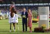 Foto: Das Foto zeigt die Siegerin im Preis der Städteregion beim CHIO Aachen 2025, Laura Kraut aus den USA auf Emeraldo gemeinsam mit StädteRegionsrat Dr. Tim Grüttemeier und ALRV-Präsidentin Stefanie Peters - Fotograf: CHIO Aachen/Andreas Steindl