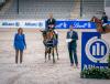 Foto: Dem Sieger gratulieren Oliver Leber, Leitung Vertriebsdirektion Köln der Allianz und Stefanie Peters, Präsidentin des Aachen-Laurensberger Rennvereins e.V.. - Fotograf: Aachen International Jumping/Arnd Bronkhorst.