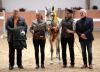Foto: Siegerhengst WM Daraschad ox aus dem HuLG Marbach und Gratulanten: Körkommissar Walter Fath (li.) und VZAP-Vorsitzender Manfred Jedzini mit Landoberstallmeisterin Dr. Astrid von Velsen-Zerweck und Daraschads Gestütswärterin bei der Ehrung in Kranichstein 2024 - Fotograf: Angelika Schmidt