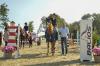 Foto: Mit ihrem Best of Balou und der Wertnote 8,2 entschied Charia Petersen die 95er-Klasse der Balios Hunter Cup-Station beim Herbstspringturnier in Sörup für sich. Balios-Handelsvertreter Stefan Marpert gratulierte - Fotograf: RathmannVerlag/Caya Andresen