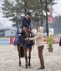 Foto: Die erste Siegerin des Tages beim CSI Westergellersen, Stephanie Böhe mit Komtessa de la Loge wird von Richterin Kassandra Mohr beglückwünscht - Fotograf: Ch. Jahnke