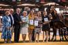 Foto: Die Vorjahressiegerin Maren Höfle (2.v.r.) mit den Platzierten, den Jurymitgliedern und Burkhard Jung, der als Persönlichkeit ausgezeichnet wurde (3.v.l.) - Fotograf: CHIO Aachen/ Franziska Sack