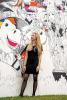 Foto: CHIO Aachen-Mitarbeiterin Anne vor dem von Lisa Santrau gestalteten Selfie-Spot - Fotograf: CHIO Aachen/ Jil Haak 
