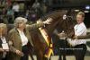 Foto: Die Jahressiegerstute der Trakehner, Kosima mit ihrer Züchterin Alexandra Gräfin von Dohna - Fotograf: Jutta Bauernschmitt