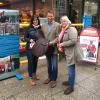 Foto: Franke Sloothaak mit Sattel und zwei Pferdbolle-Käuferinnen vor der Bäckerei Milkau