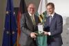 Foto: Ministerpräsident Michael Kretschmer überreicht Volker Wulff den Verdienstorden des Freistaates Sachsen - Fotograf: Matthias Rietschel