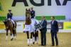 Foto: Nach sieben Monaten Turnierpause zurück im Turniersport: Escolar unter Hubertus Schmidt und links die zweitplatzierte Ingrid Klimke mit SPH Dante. Glückwünsche gab es von Dr. Kaspar Funke und Manfred Büter - Fotograf: Stefan Lafrentz