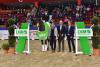 Foto: Dorothee Schneider gewinnt mit Faustus den Grand Prix Special. Johanna Marheineke, Heinz Gressel (beide LVM Versicherung) und Oliver Schulze Brüning (Veranstalter) gratulieren - Fotograf: Mark Gr. Feldhaus 