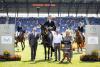 Foto: Das Foto zeigt den Sieger in Deutschlands U25 Springpokal der Stiftung Deutscher Pferdesport und Holger Hetzel, Preis von Holger Hetzel - Tjade Carstensen auf Gasira, sowie Tanja Traupe und Holger Hetzel (Vorstandsvorsitzende der Stiftung Deutscher Pferdesport; Förderer des U25 Springpokals) und ALRV-Aufsichtsratsmitglied Jürgen Petershagen - Fotograf: CHIO Aachen/ Franziska Sack