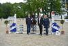 Foto: von links: Michael George (1. Vorsitzender RVO), Teilnehmerin, Frank Schwerter (Öffentliche Versicherung Oldenburg) & Wiebke Tönjes (Jugendwartin RVO) - Fotograf: Reiterverband Oldenburg e.V.