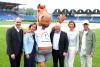Foto: Das Foto zeigt die Teilnehmer der Pressekonferenz vor dem TSCHIO Aachen 2026: (v.l.) Christopher Ward (Generalmusikdirektor der Stadt Aachen), Birgit Rosenberg (ALRV-Vorstandsmitglied), CHIO Aachen-Maskottchen Karli, Dr. Michael Ziemons (Oberbürgermeister der Stadt Aachen), Stefanie Peters (ALRV-Präsidentin) und Richard Vogel (Anwärter auf den Rolex Grand Slam - Fotograf: Andreas Steindl/CHIO Aachen