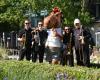 Foto: CHIO Aachen-Maskottchen Karli gemeinsam mit vier Musikern des Sinfonieorchesters Aachen - Fotograf: CHIO Aachen/Caroline Niehus