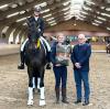 Foto: Gelungener Coup, glückliche Siegerin: Leni Teueteberg und Contage sichern sich den Sieg im Prix St. Georg Special. Anna Kristina Böckmann und Richter Ralph Schmidt sind die Gratulanten - Fotograf: Elske Nazarian