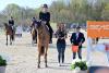 Foto: Gewann die Qualifikation zur BEMER Young Riders Tour in Gorla Minore: Giacomo Casadei und Filou vd Kruishoeve mit Gratulantin Alena Knauer (BEMER) - Fotograf: Sassofotografie